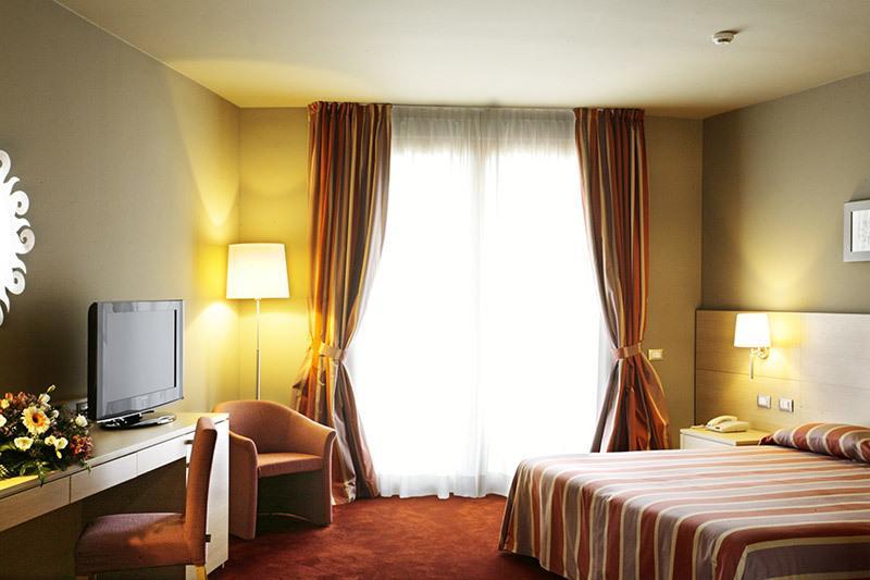 Manerba Del Garda Resort Bilik gambar